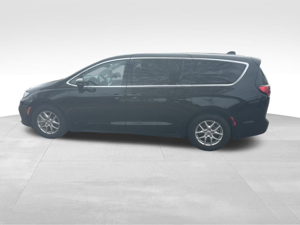 Used 2024 Chrysler Pacifica Touring-L image 14