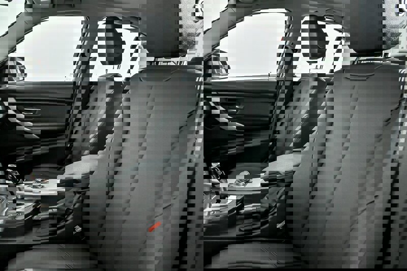 Used 2018 BMW 320i xDrive Sedan image 18