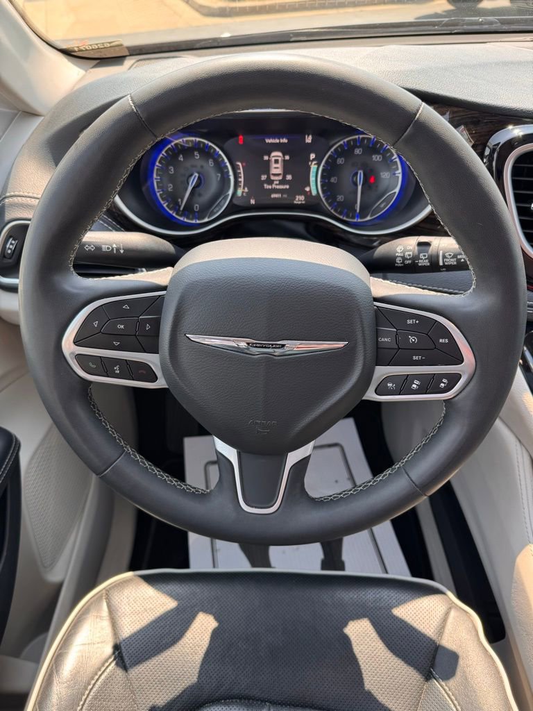 Used 2023 Chrysler Pacifica Limited FWD image 29