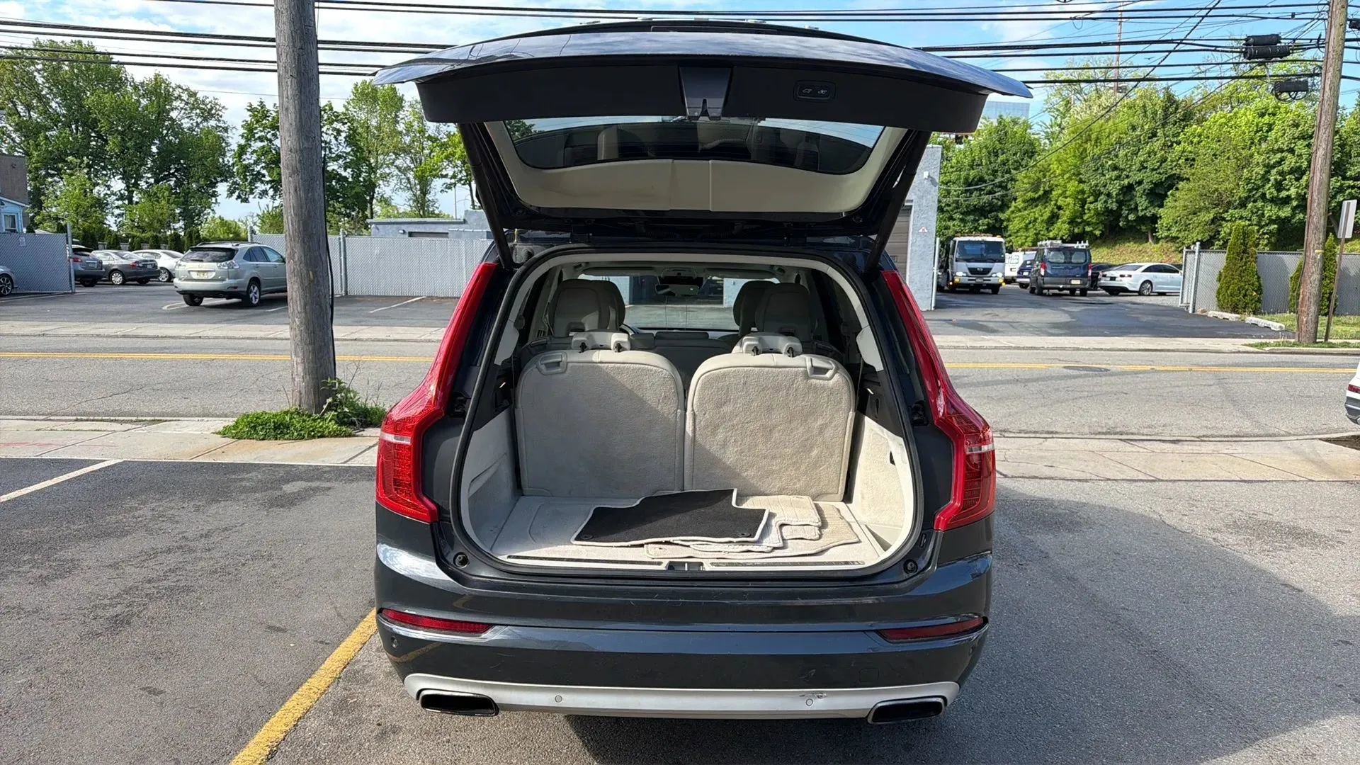 Used 2016 Volvo XC90 T6 Momentum w/ Momentum Plus Package AWD/4WD image 26