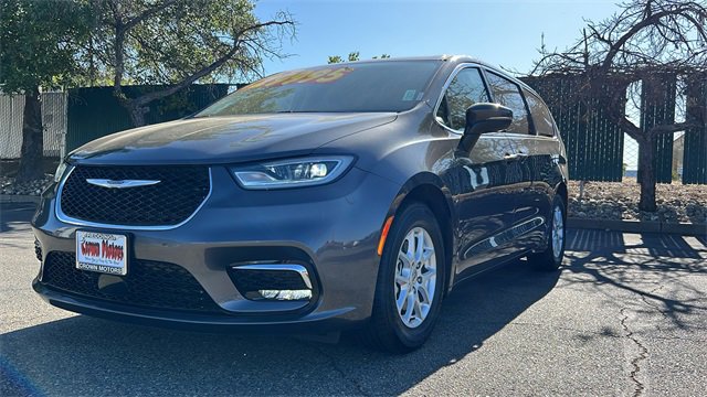 Used 2023 Chrysler Pacifica Touring-L image 9