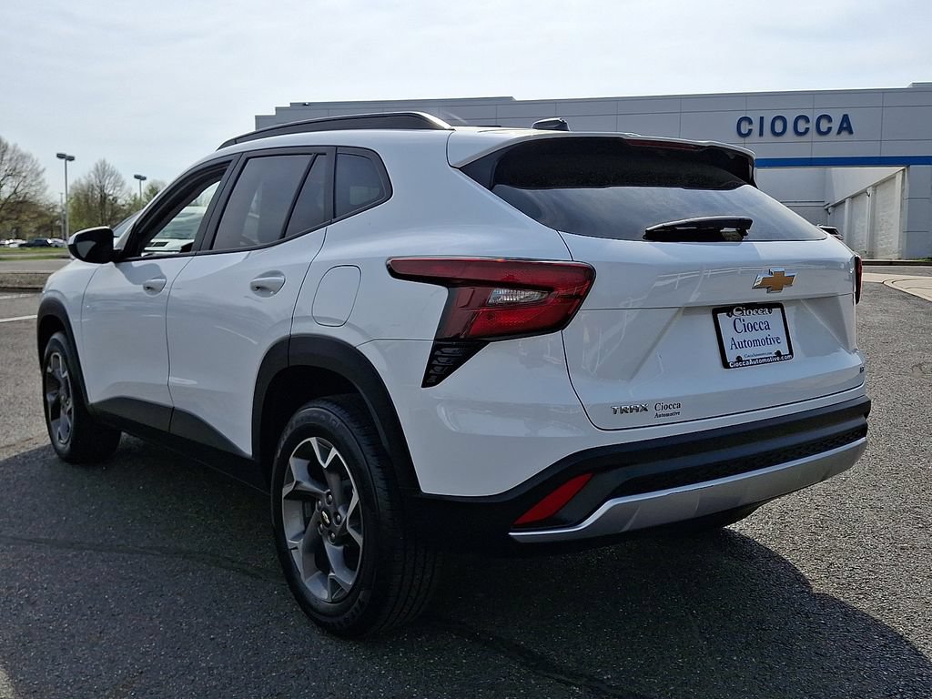 Used 2025 Chevrolet Trax LT FWD image 7