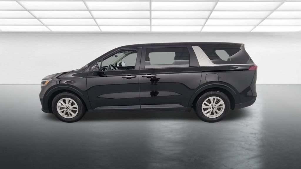 Used 2024 Kia Carnival LX FWD image 4