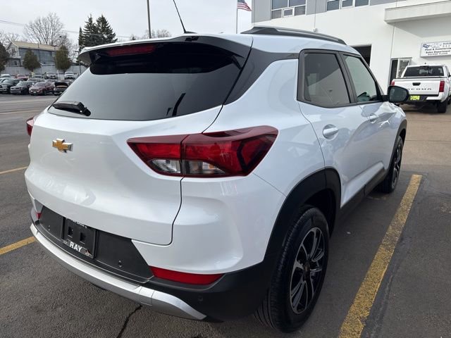 Certified 2025 Chevrolet TrailBlazer LT w/ LT Cold Weather Package FWD image 3