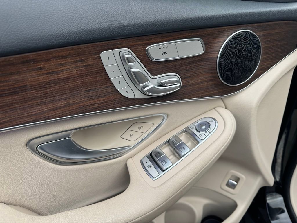 Used 2022 Mercedes-Benz GLC 300 4MATIC w/ Premium Package Lite image 3