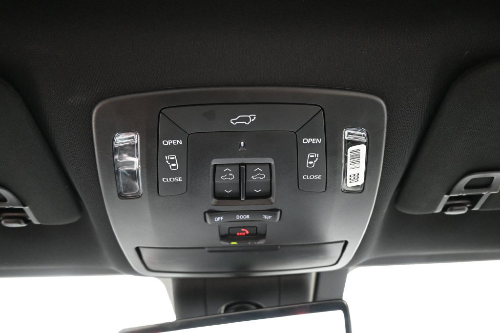 Used 2025 Toyota Sienna Platinum AWD/4WD image 15