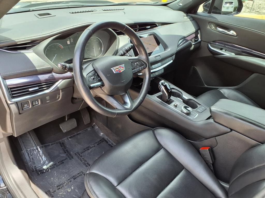 Used 2022 Cadillac XT4 Luxury w/ Cold Weather Package FWD image 18