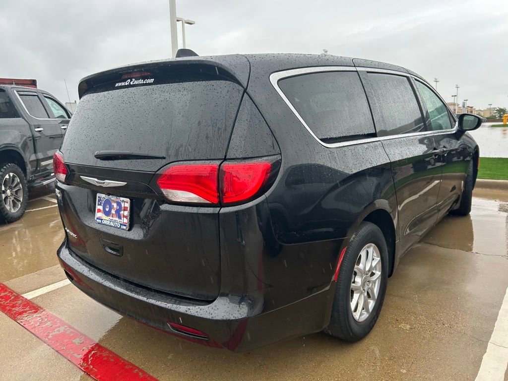 Used 2023 Chrysler Voyager LX FWD image 6