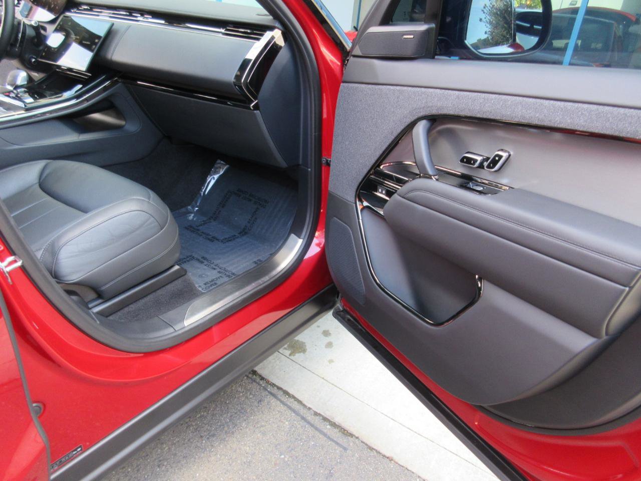 Used 2024 Land Rover Range Rover Sport SE AWD/4WD image 21