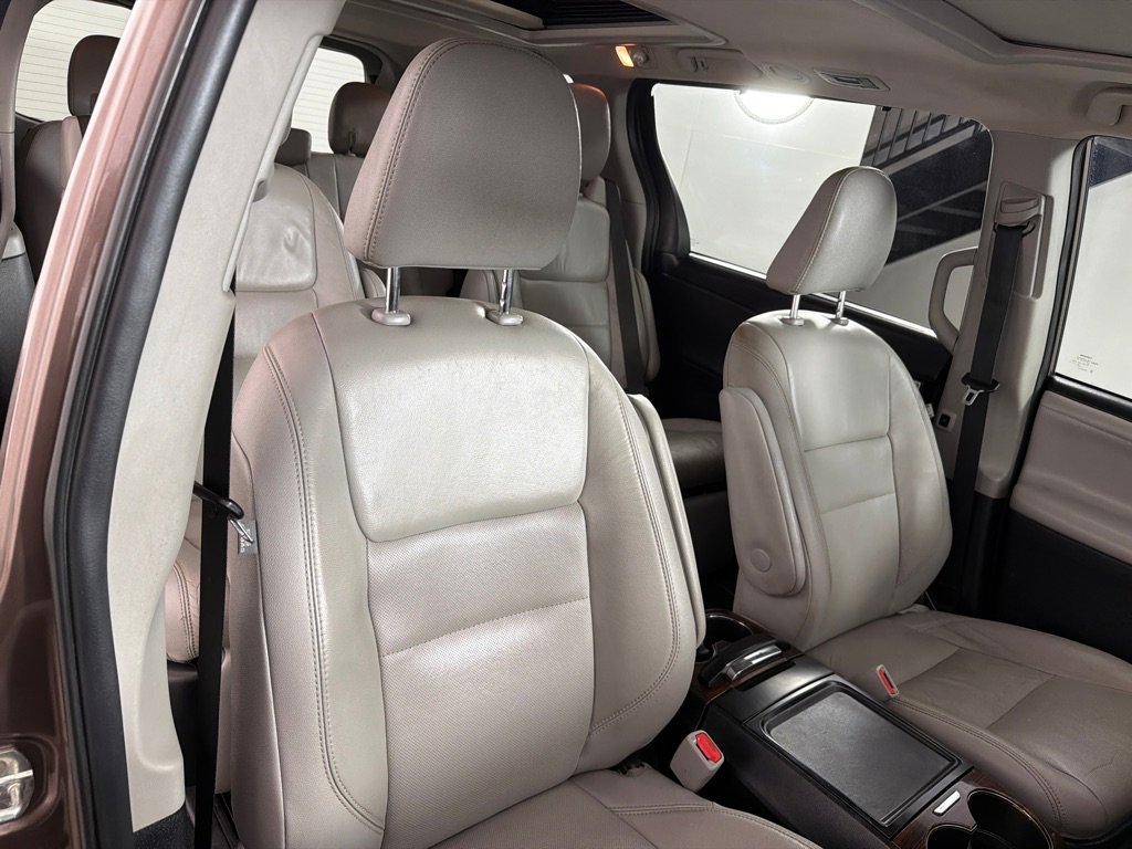 Used 2019 Toyota Sienna Limited FWD image 24