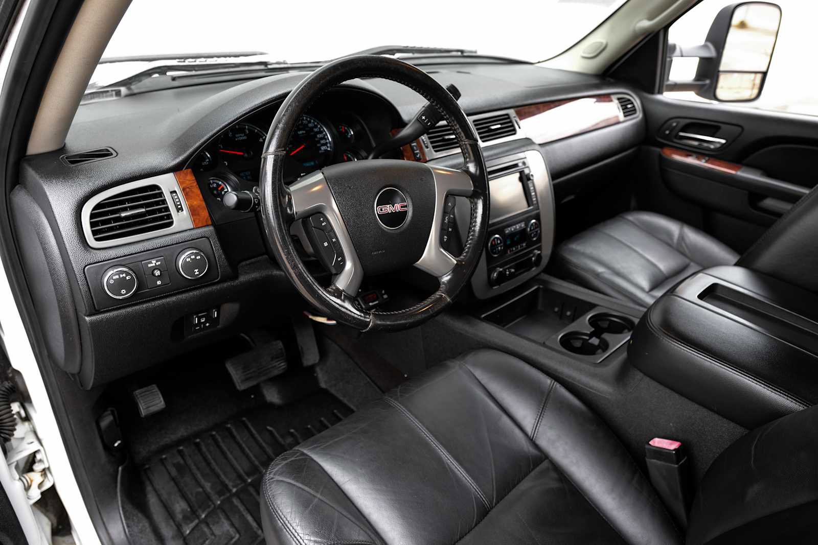 Used 2010 GMC Sierra 3500 SLT w/ SLT Convenience Package image 3