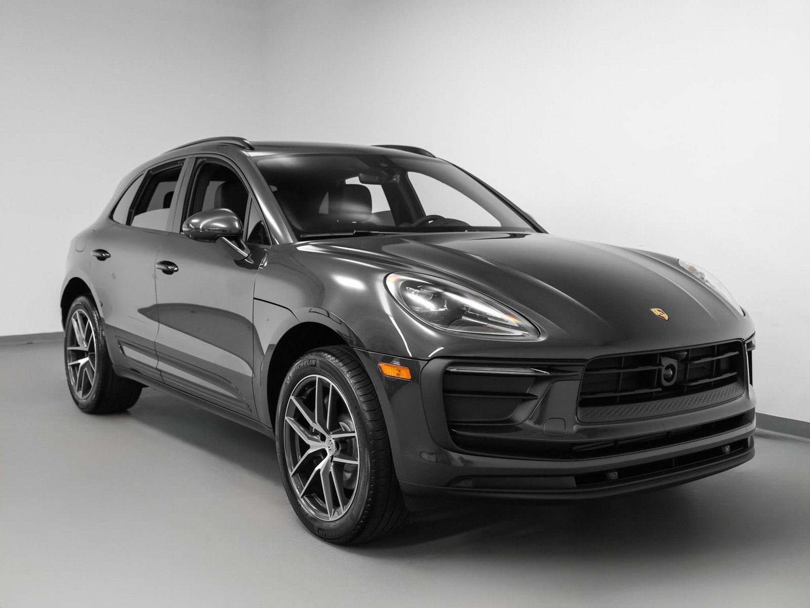 Certified 2025 Porsche Macan image 10
