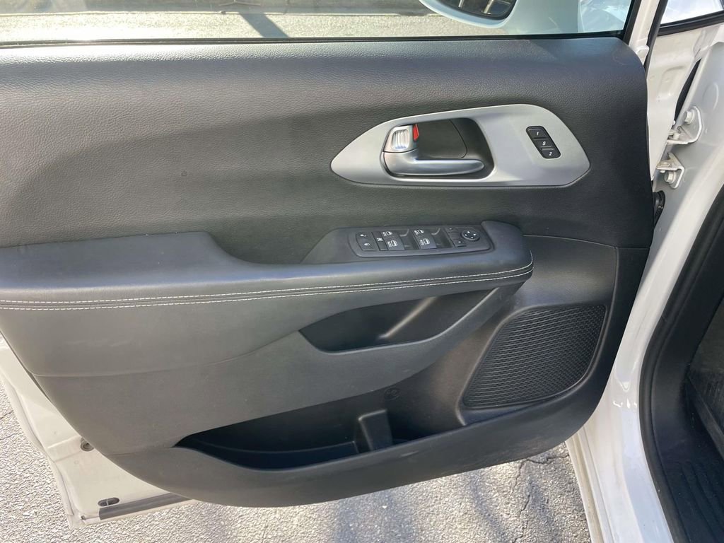 Used 2021 Chrysler Pacifica Touring-L w/ Uconnect Theater Family Group image 28