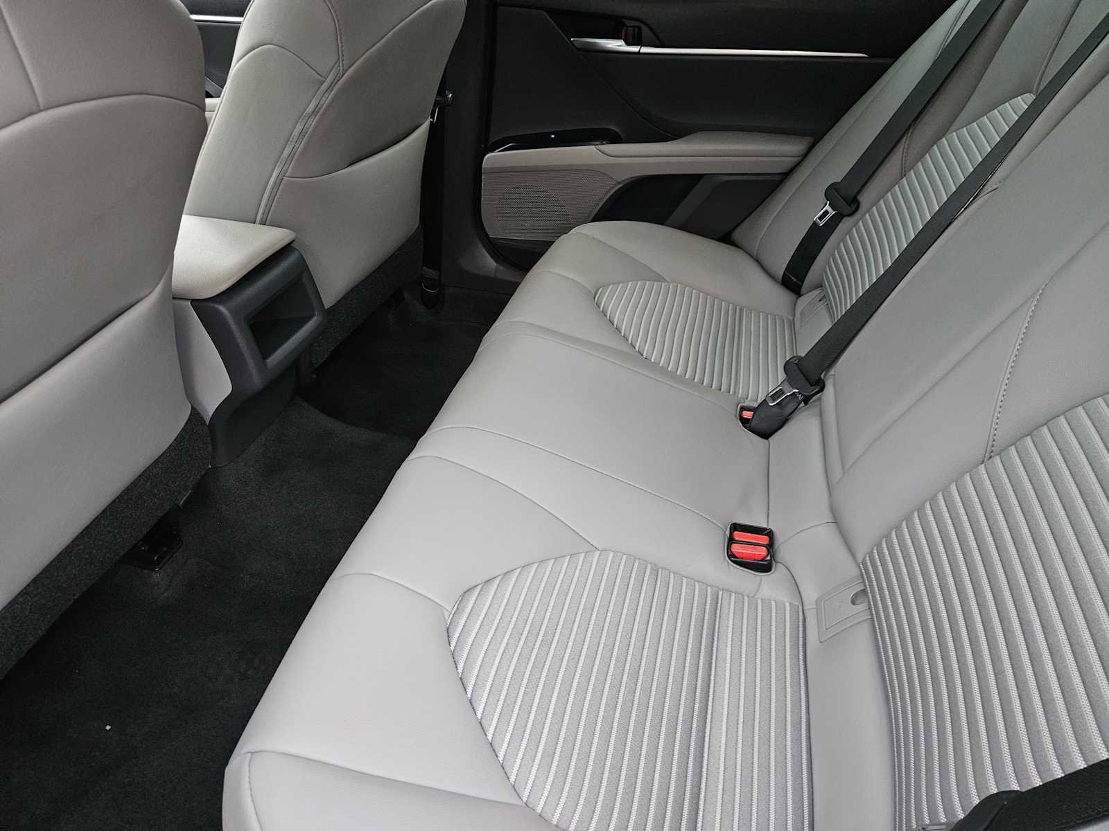 Used 2019 Toyota Camry SE w/ Sunroof Package image 29