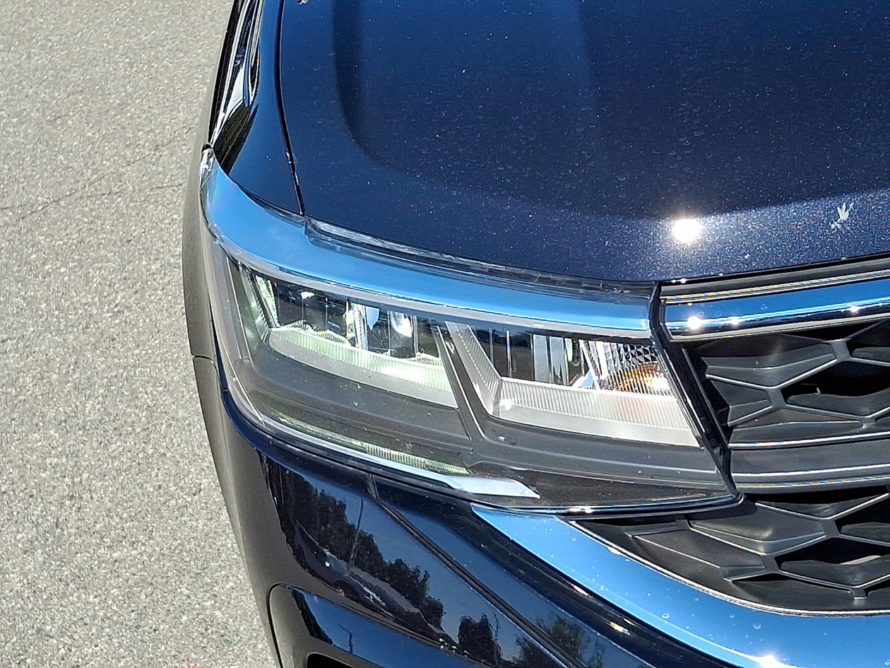 Certified 2023 Volkswagen Taos SE w/ Panoramic Sunroof Package FWD image 9
