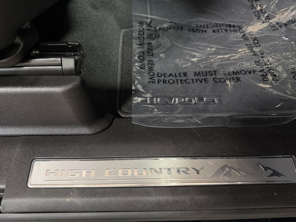 Used 2025 Chevrolet Suburban High Country AWD/4WD image 25