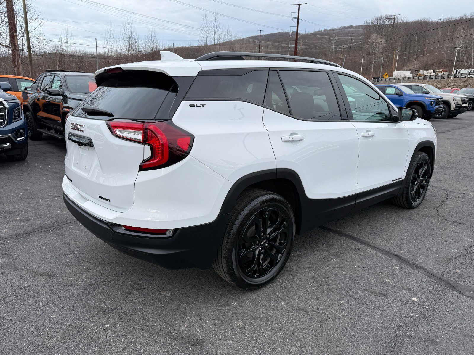 Used 2022 GMC Terrain SLT w/ Elevation Edition image 5