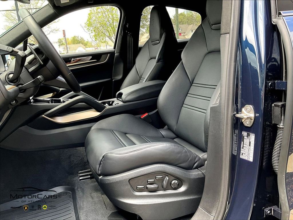 Used 2025 Porsche Cayenne Turbo GT AWD/4WD image 20
