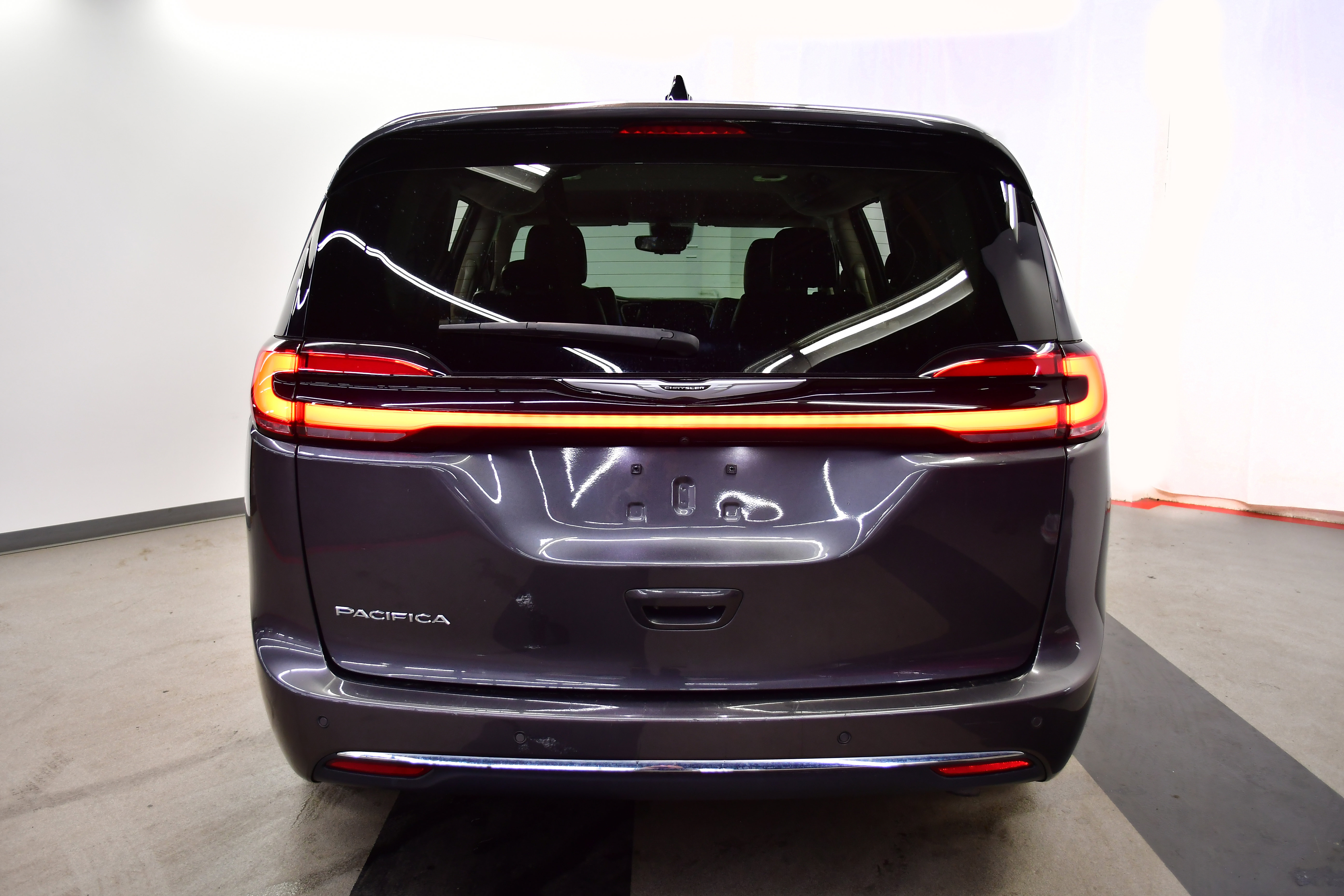 Used 2023 Chrysler Pacifica Touring-L FWD image 6
