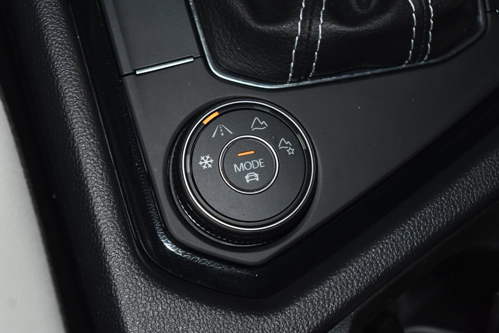 Certified 2025 Volkswagen Taos SE w/ Panoramic Sunroof Package image 14