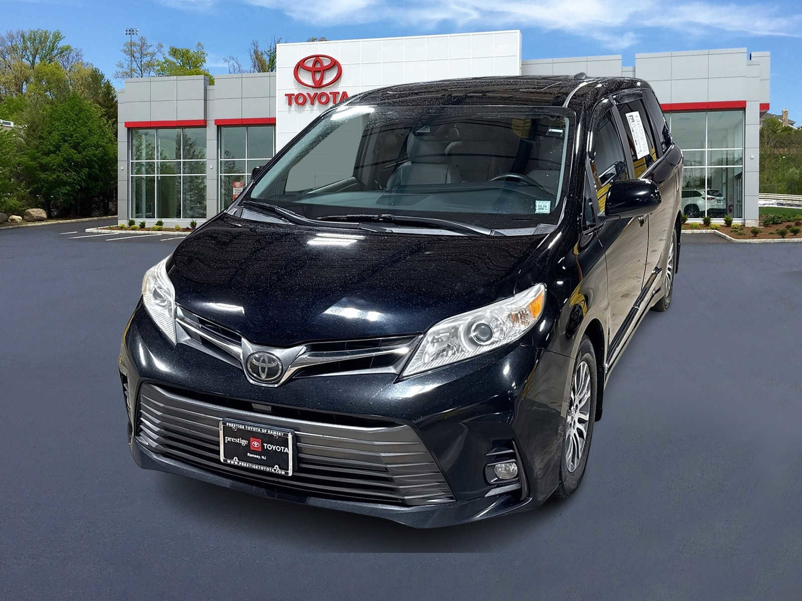 Used 2018 Toyota Sienna XLE w/ XLE Navigation Package image 1