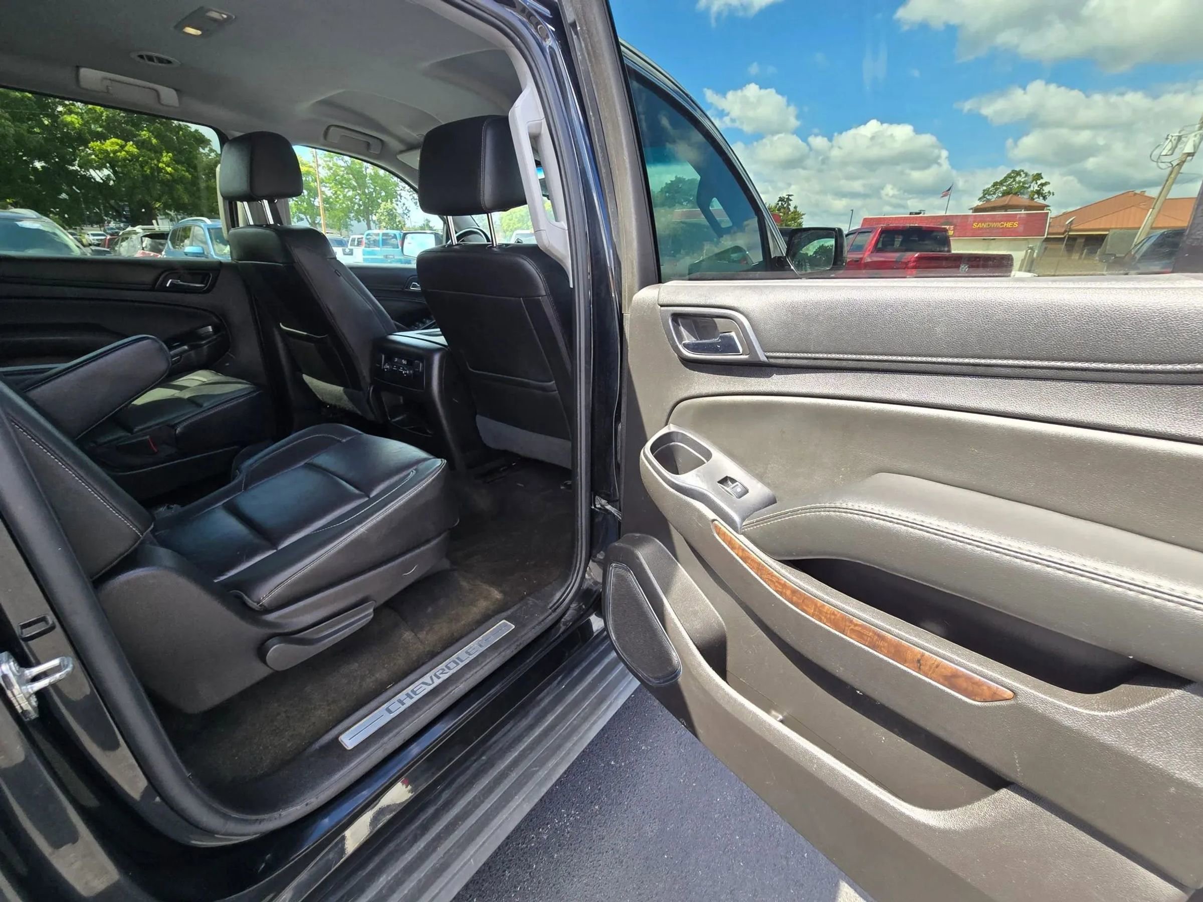 Used 2017 Chevrolet Suburban LT image 20