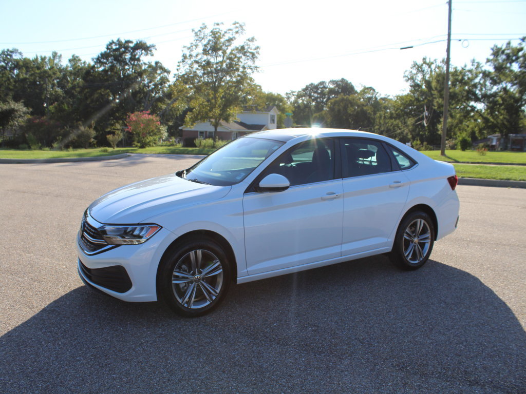 Used 2023 Volkswagen Jetta SE w/ Panoramic Sunroof Package