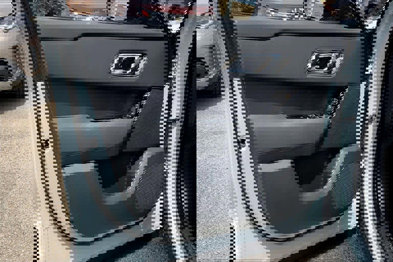 Used 2025 Land Rover Range Rover Velar Dynamic SE image 19