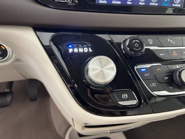 Used 2020 Chrysler Pacifica Touring-L FWD image 19