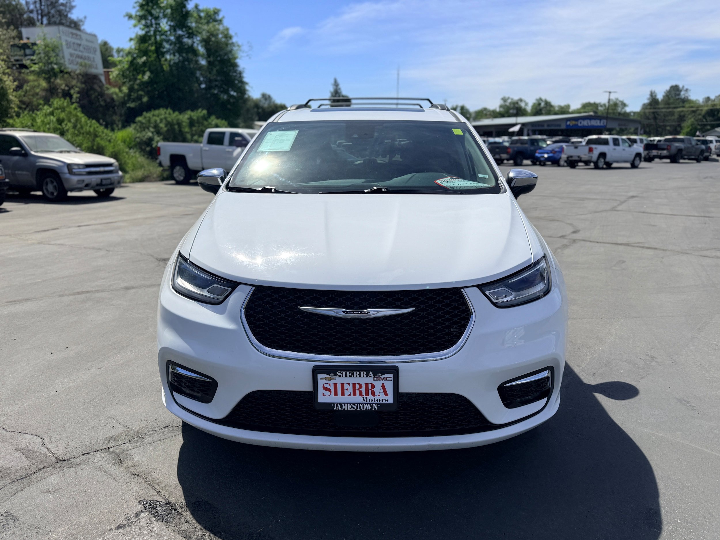 Used 2023 Chrysler Pacifica Limited FWD image 3