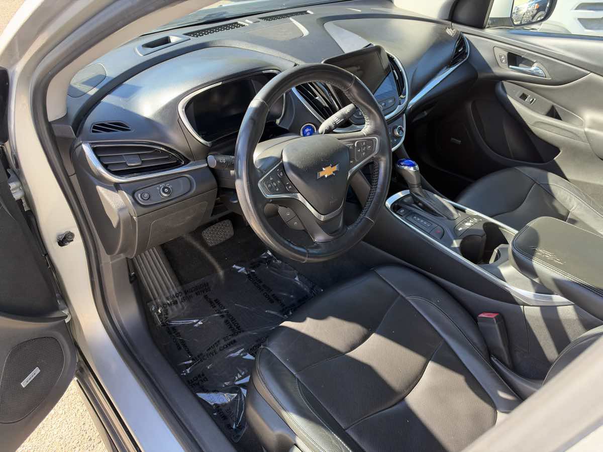 Used 2017 Chevrolet Volt Premier w/ Driver Confidence II Package FWD image 9