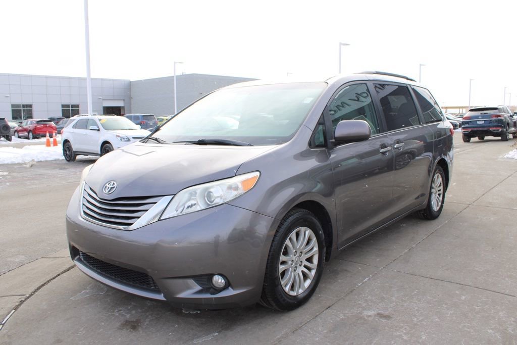Used 2015 Toyota Sienna XLE Premium image 3