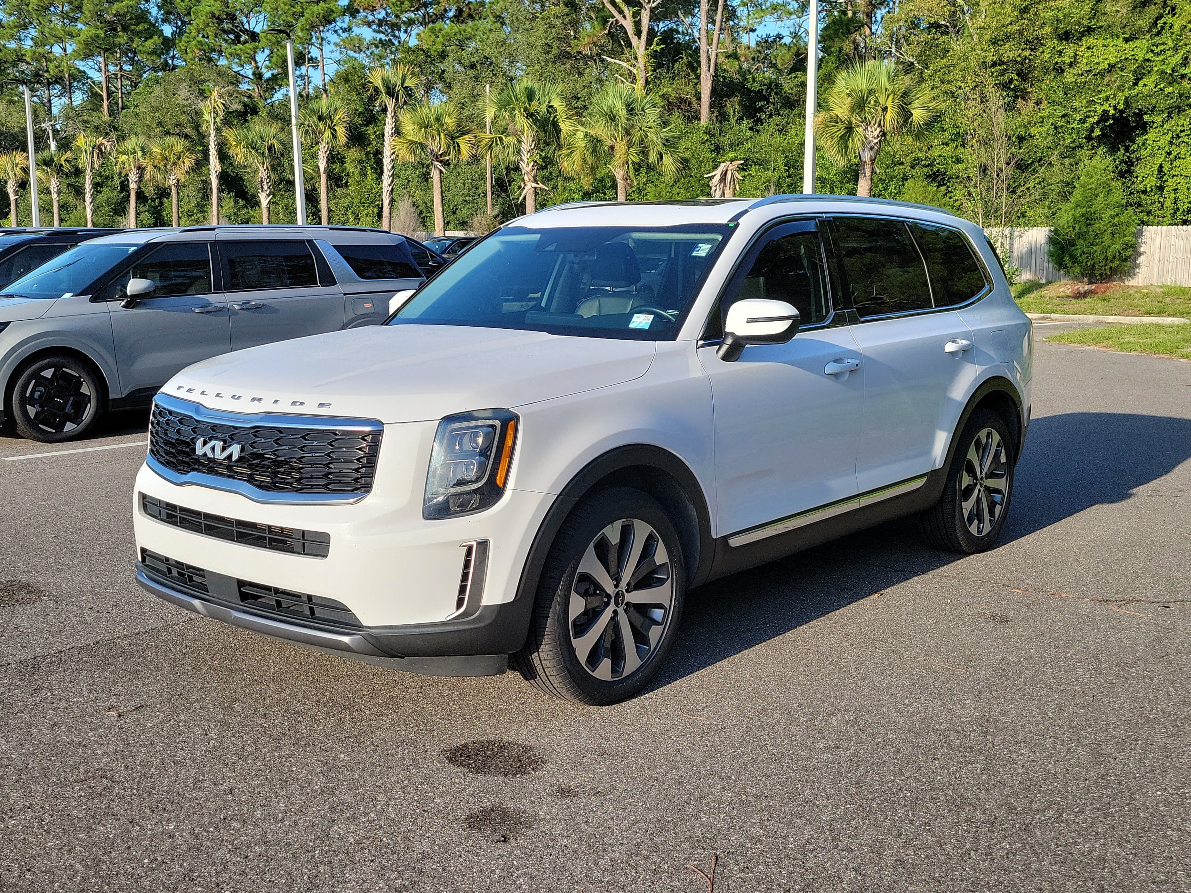 Certified 2022 Kia Telluride EX w/ EX Premium Package FWD image 2