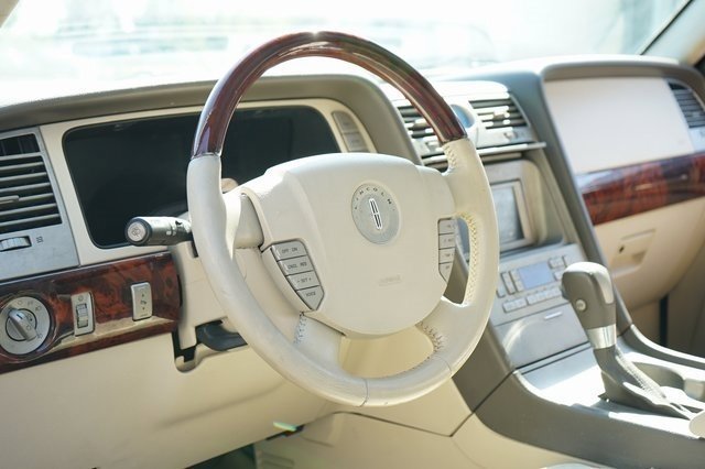 Used 2004 Lincoln Navigator Luxury image 7