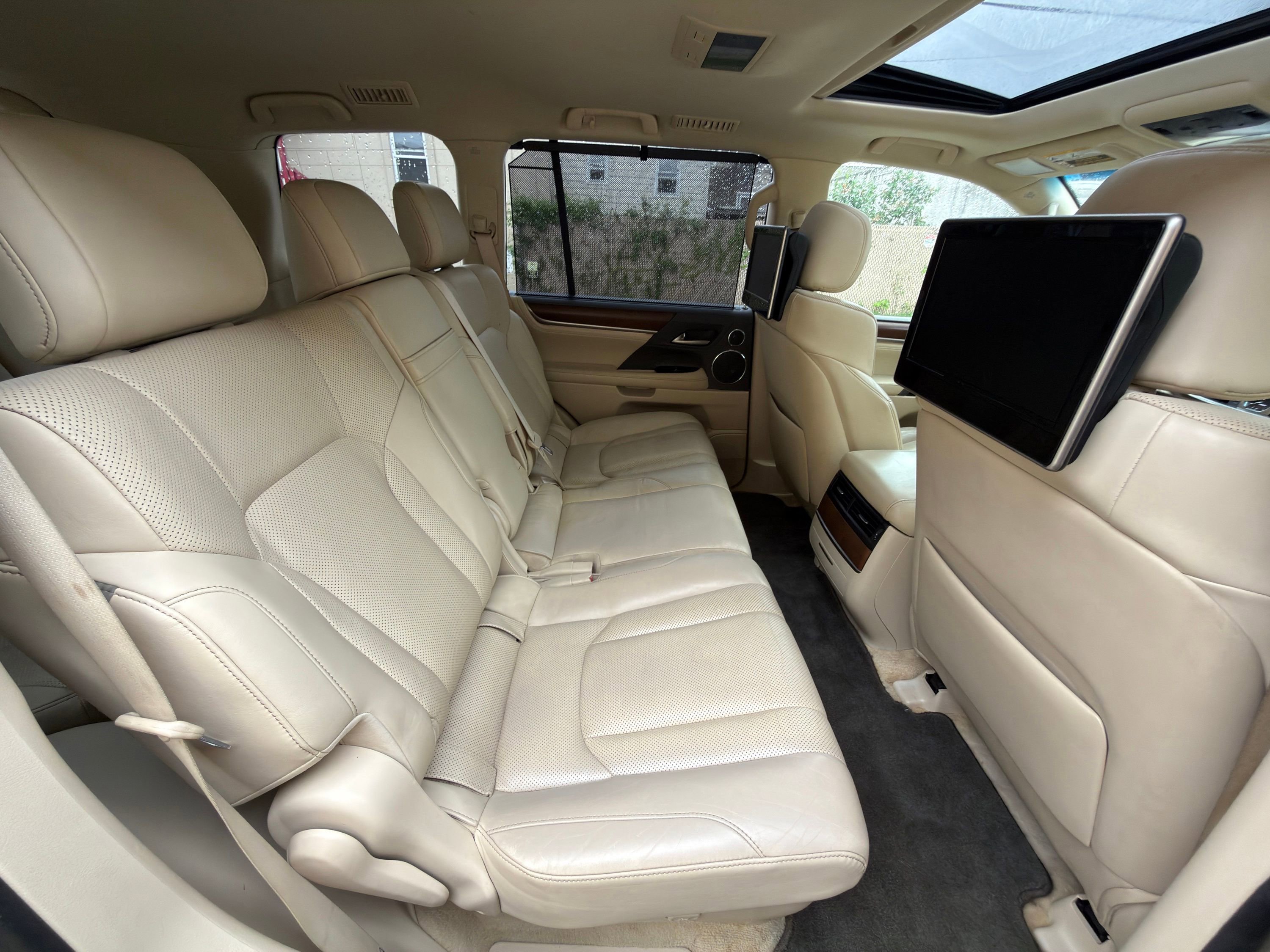Used 2017 Lexus LX 570 4WD w/ Luxury Package image 29