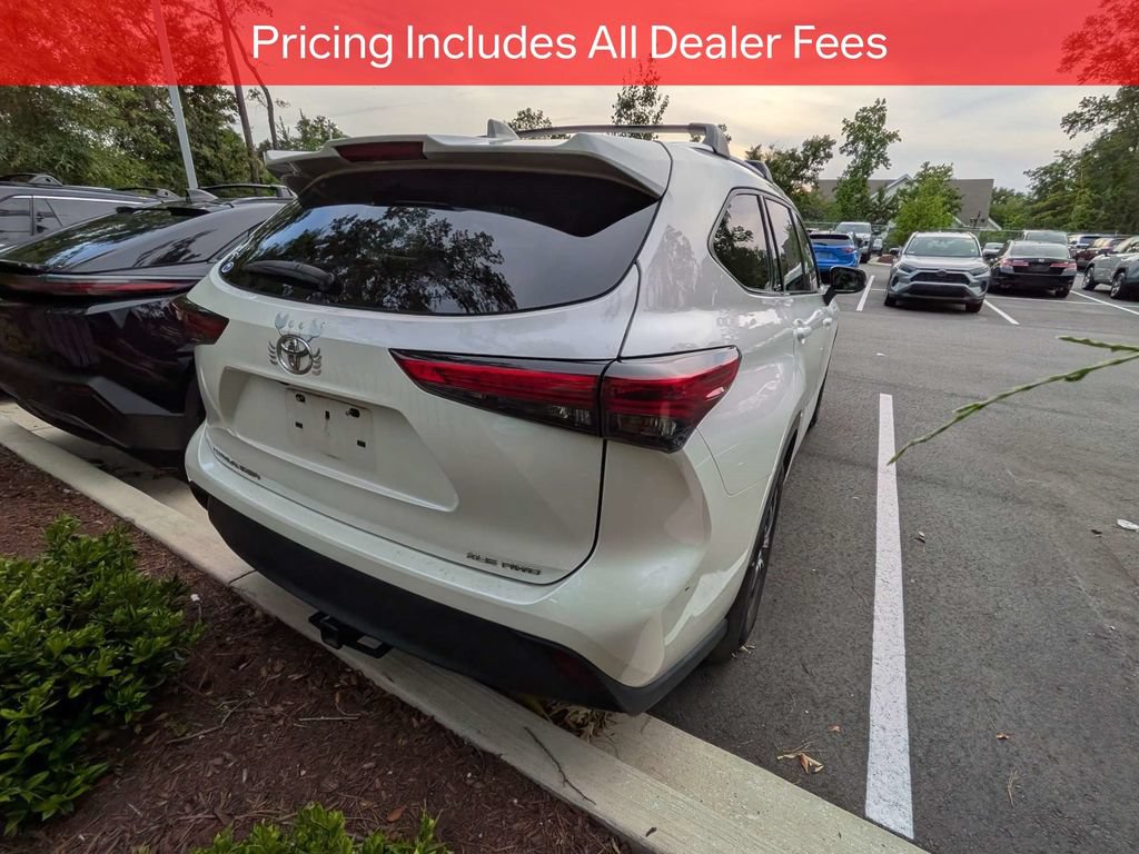 Used 2021 Toyota Highlander XLE AWD/4WD image 7