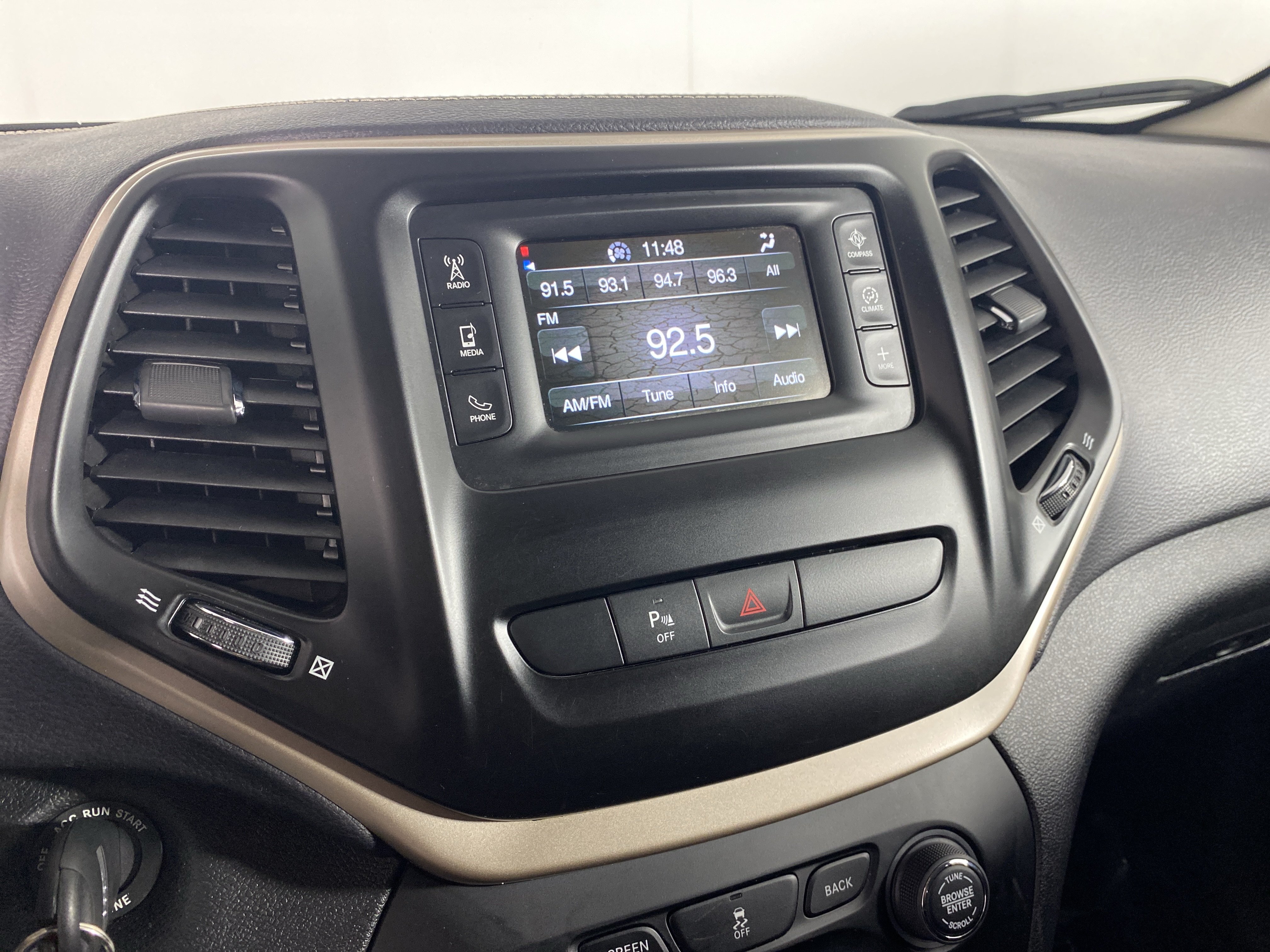 Used 2018 Jeep Cherokee Latitude w/ Safety Group AWD/4WD image 38