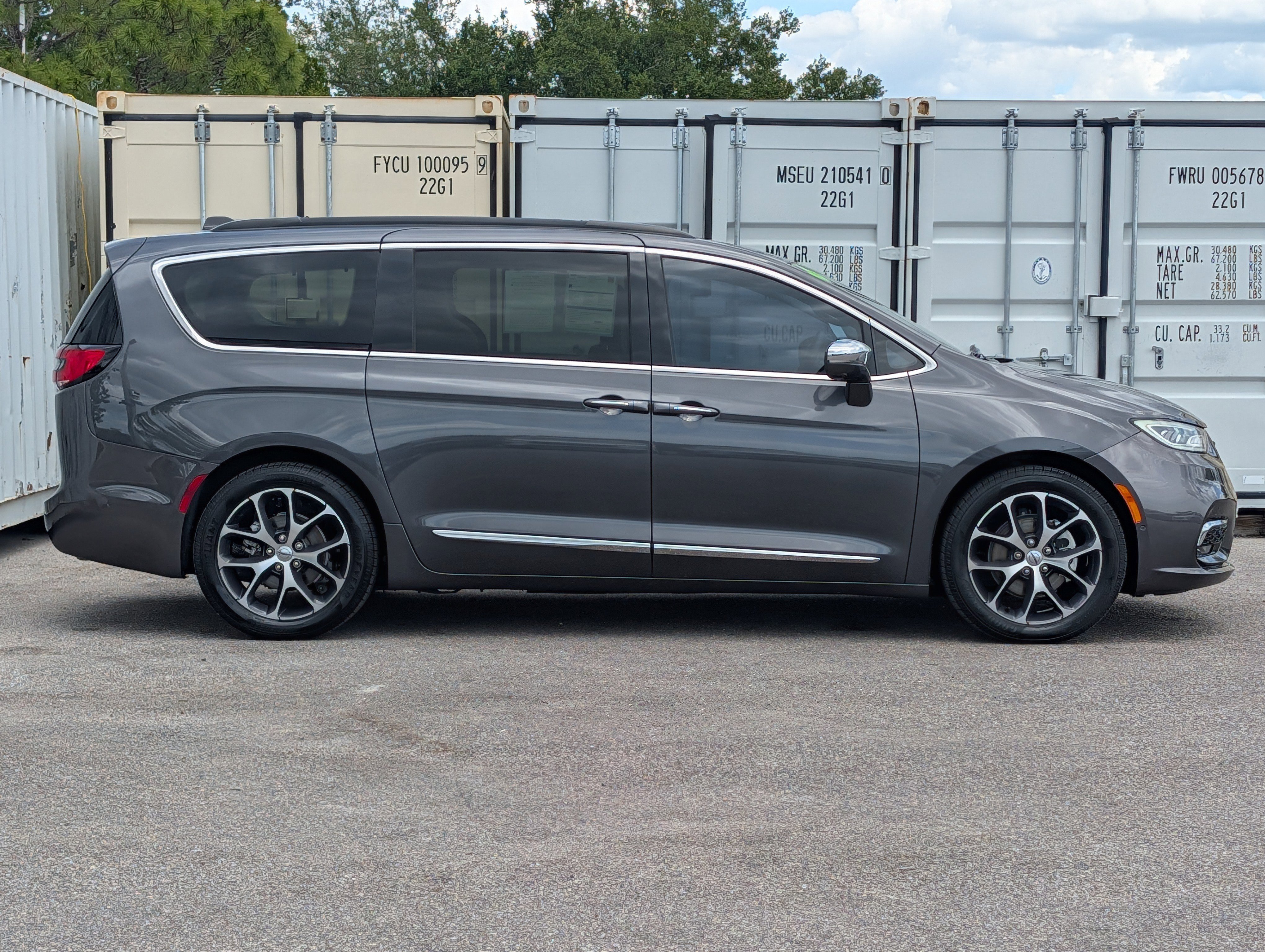 Used 2022 Chrysler Pacifica Limited FWD image 3