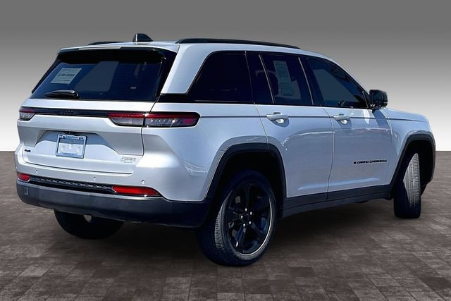 Used 2023 Jeep Grand Cherokee Altitude AWD/4WD image 2