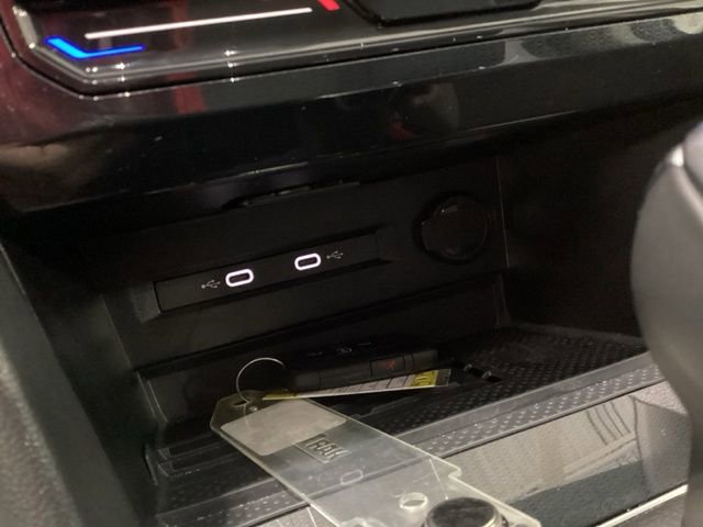 Used 2025 Volkswagen Taos SE w/ Panoramic Sunroof Package image 11