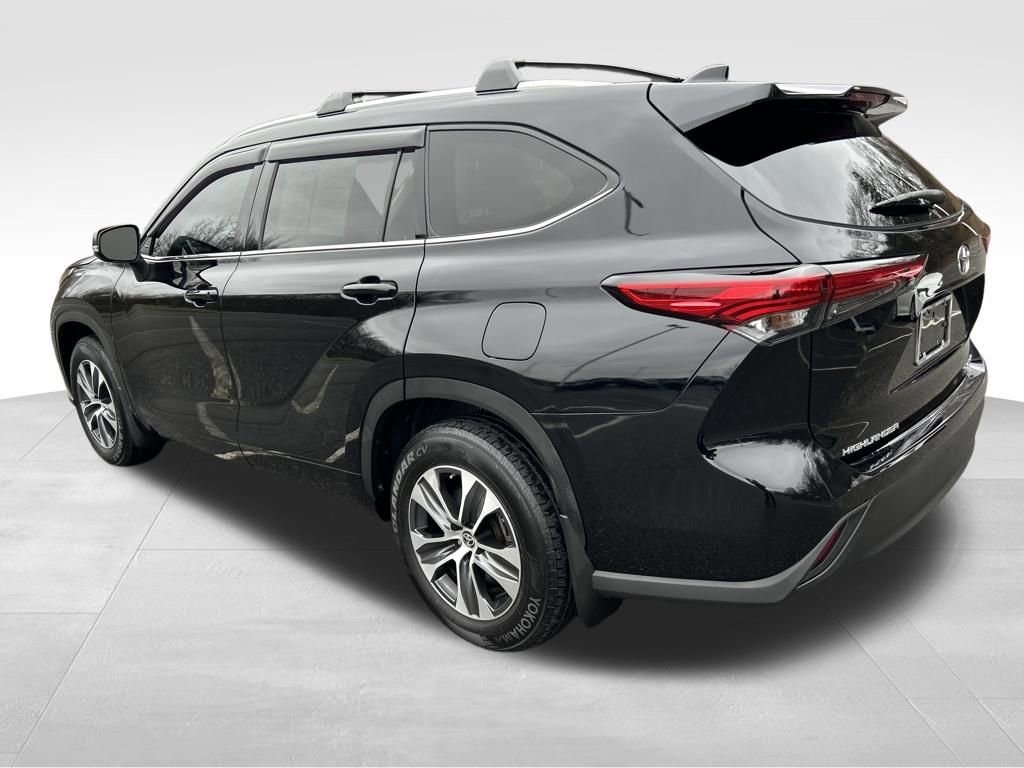 Used 2022 Toyota Highlander XLE image 3