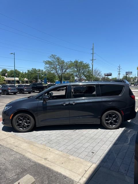 Used 2019 Chrysler Pacifica Touring Plus w/ S Appearance Package FWD image 11