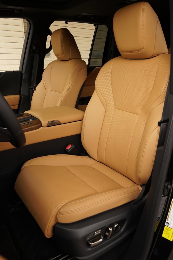 Used 2025 Lexus LX 600 4WD w/ Luxury Package image 9