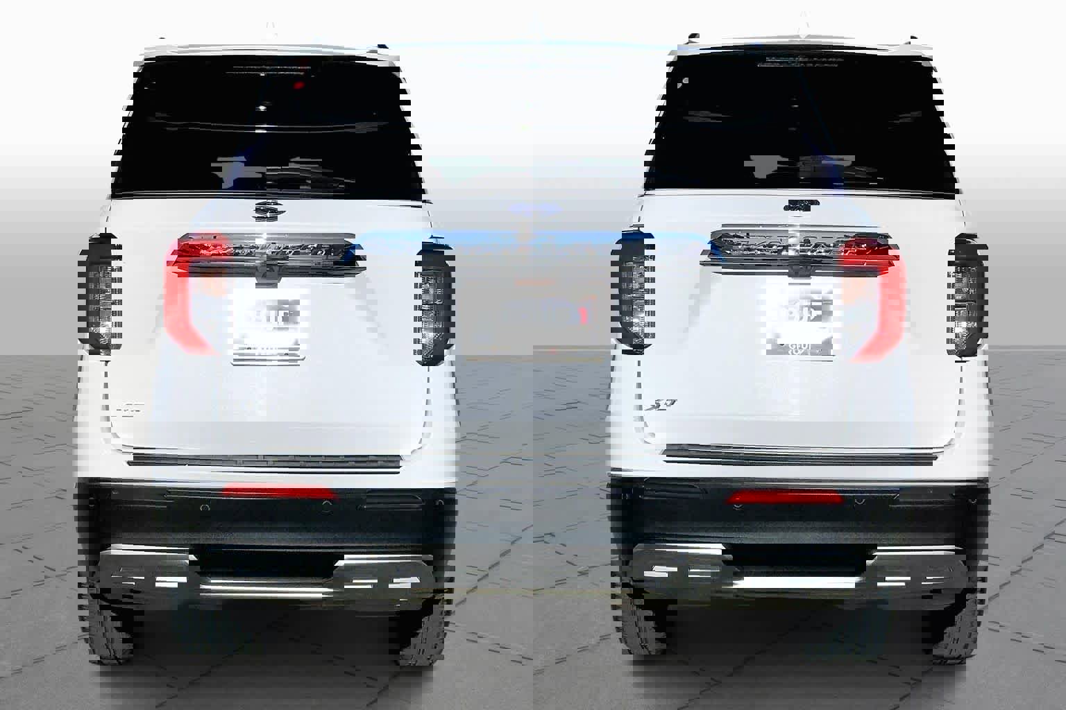 Used 2023 Ford Explorer XLT w/ Equipment Group 202A image 4