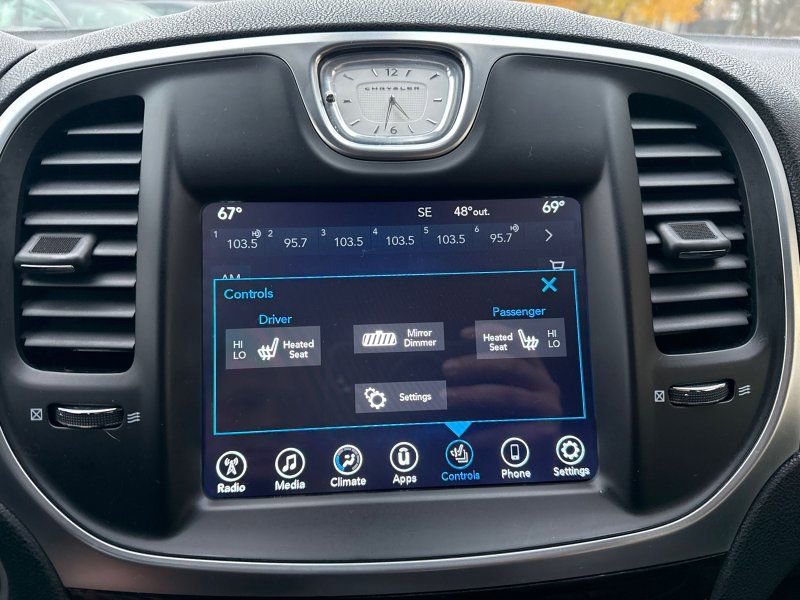 Used 2017 Chrysler 300 Limited image 26