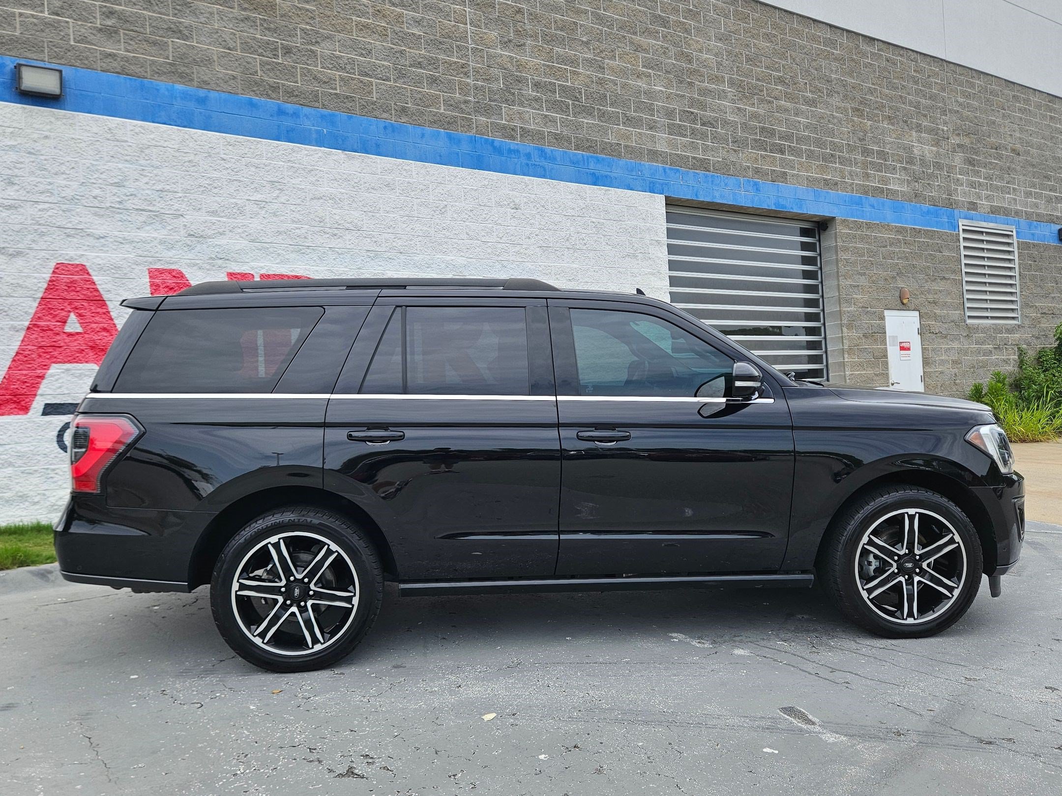 Used 2019 Ford Expedition Limited w/ Equipment Group 303A AWD/4WD image 8