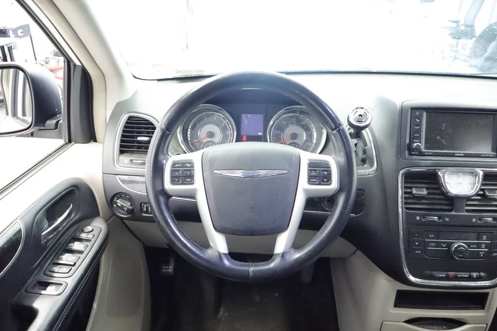 Used 2014 Chrysler Town & Country Touring FWD image 17