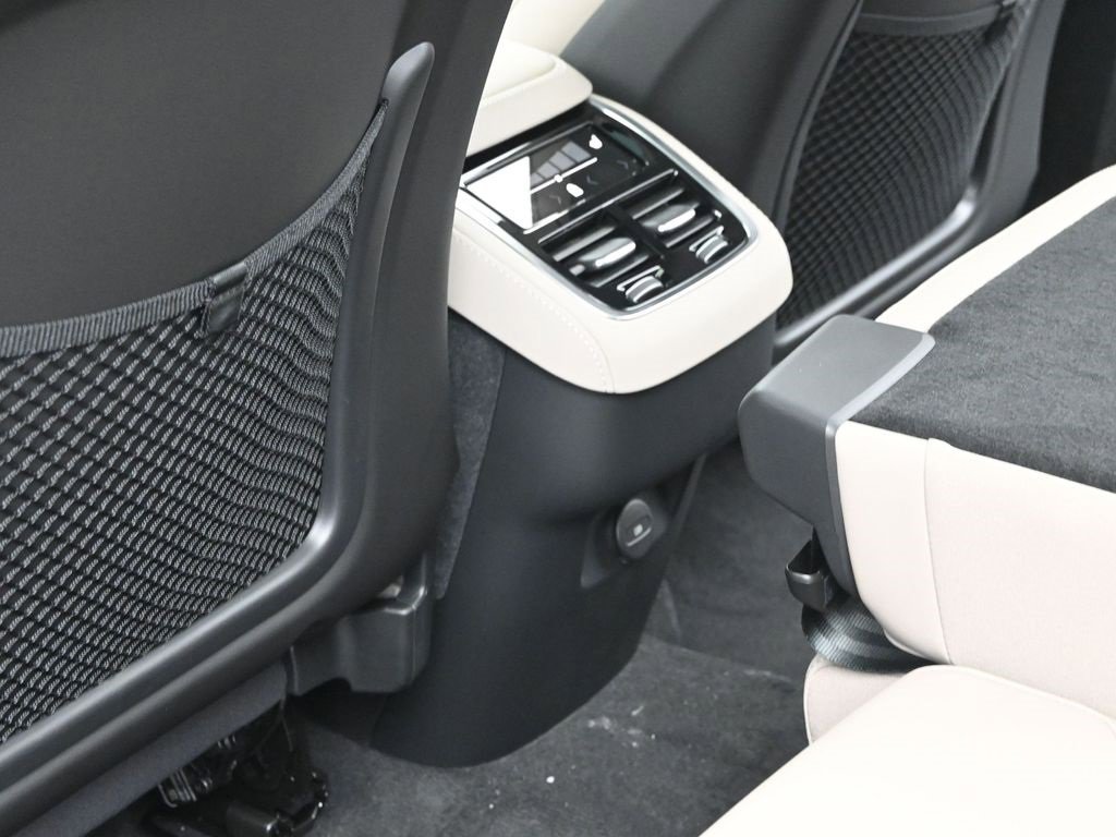New 2026 Volvo XC90 B6 Plus w/ Protection Package Premier image 30