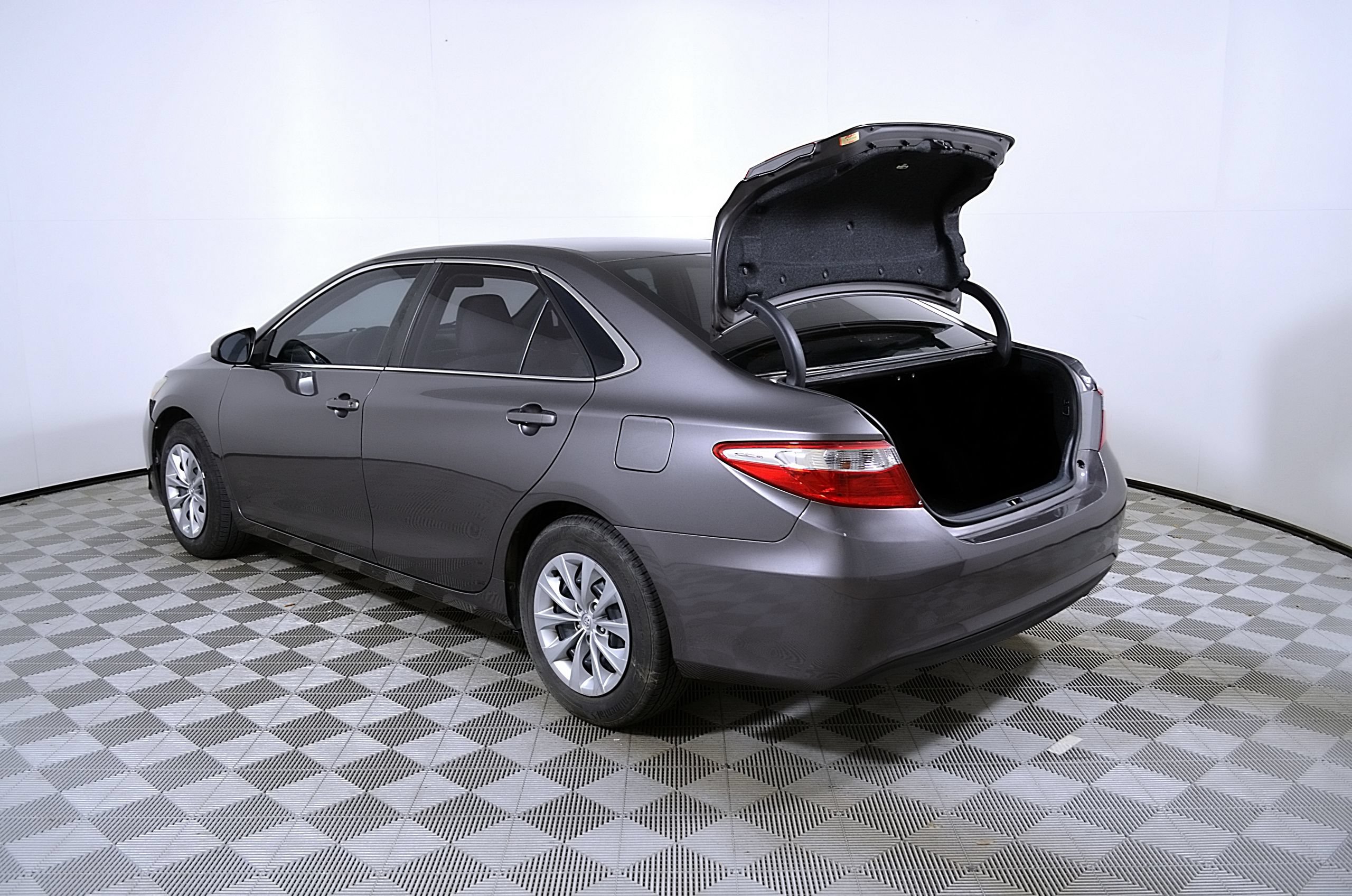 Used 2016 Toyota Camry LE FWD image 10