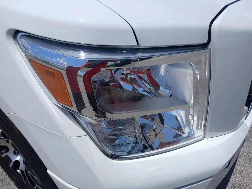 Used 2022 Nissan Titan SV w/ SV Convenience Package image 8